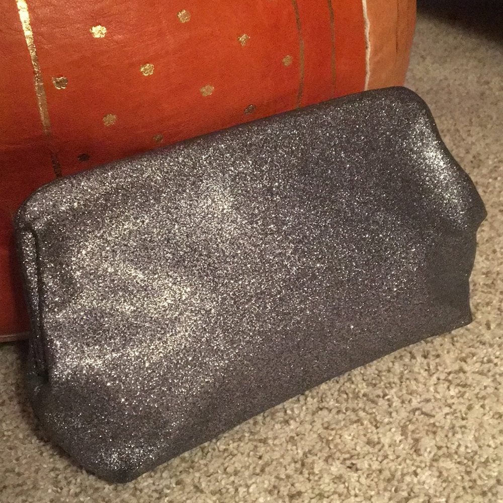 Silver sparkly clutch - cute and classic!✨